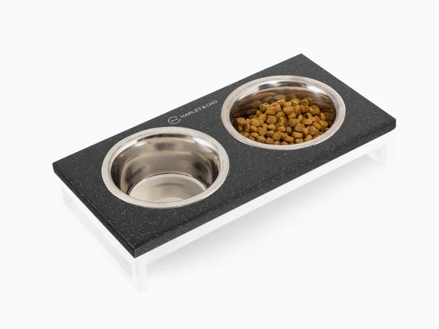 LUNCH BAR Katzennapf / Kunststein Napfständer mit zwei Edelstahlnäpfen für Katzen / weißer Metallrahmen HARLEY & CHO