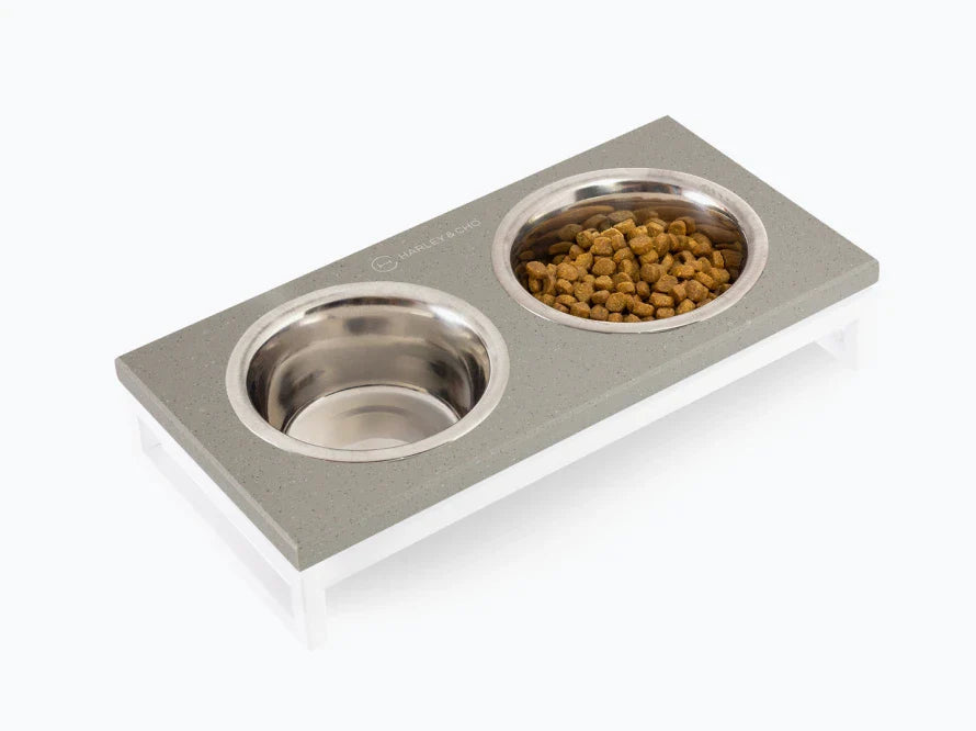 LUNCH BAR Katzennapf / Kunststein Napfständer mit zwei Edelstahlnäpfen für Katzen / weißer Metallrahmen HARLEY & CHO
