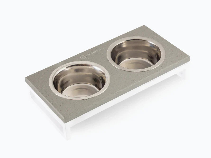 LUNCH BAR Katzennapf / Kunststein Napfständer mit zwei Edelstahlnäpfen für Katzen / weißer Metallrahmen HARLEY & CHO
