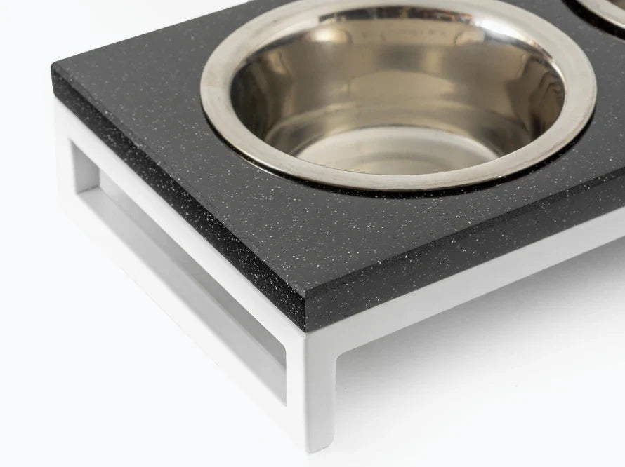 LUNCH BAR Katzennapf / Kunststein Napfständer mit zwei Edelstahlnäpfen für Katzen / weißer Metallrahmen HARLEY & CHO