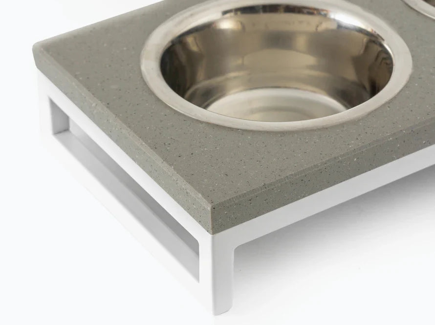 LUNCH BAR Katzennapf / Kunststein Napfständer mit zwei Edelstahlnäpfen für Katzen / weißer Metallrahmen HARLEY & CHO