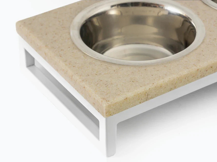 LUNCH BAR Katzennapf / Kunststein Napfständer mit zwei Edelstahlnäpfen für Katzen / weißer Metallrahmen HARLEY & CHO