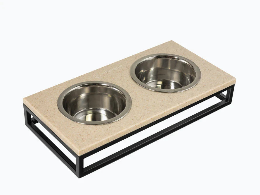 LUNCH BAR Katzennapf / Kunststein Napfständer mit zwei Edelstahlnäpfen für Katzen / schwarzer Metallrahmen HARLEY & CHO