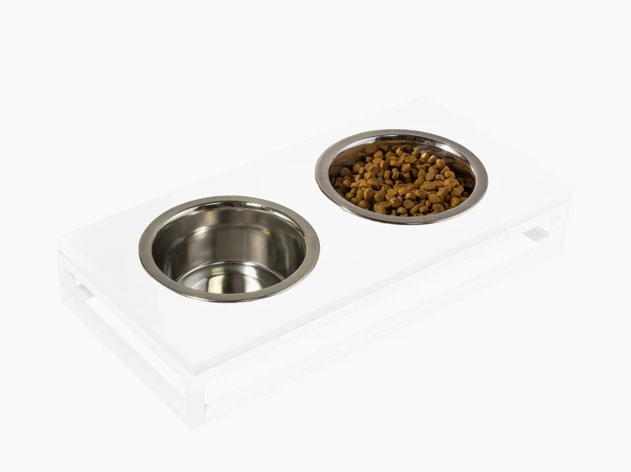 LUNCH BAR Katzennapf / Kunststein Napfständer mit zwei Edelstahlnäpfen für Katzen / weißer Metallrahmen HARLEY & CHO