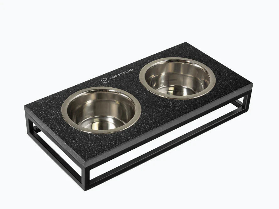 LUNCH BAR Katzennapf / Kunststein Napfständer mit zwei Edelstahlnäpfen für Katzen / schwarzer Metallrahmen HARLEY & CHO