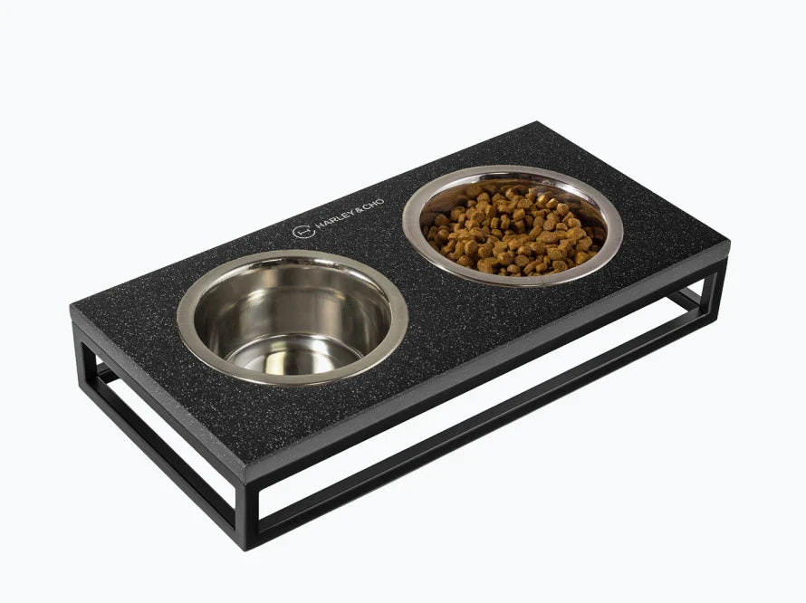 LUNCH BAR Katzennapf / Kunststein Napfständer mit zwei Edelstahlnäpfen für Katzen / schwarzer Metallrahmen HARLEY & CHO