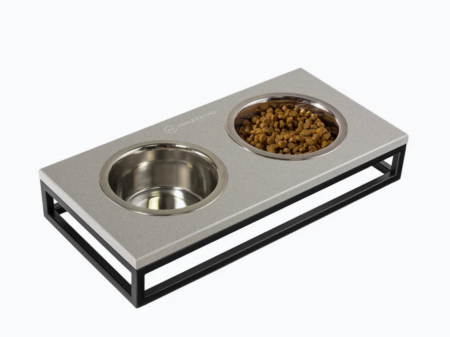 LUNCH BAR Katzennapf / Kunststein Napfständer mit zwei Edelstahlnäpfen für Katzen / schwarzer Metallrahmen HARLEY & CHO
