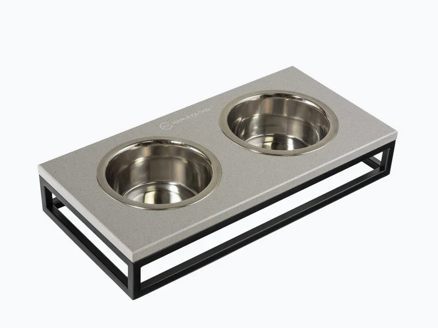 LUNCH BAR Katzennapf / Kunststein Napfständer mit zwei Edelstahlnäpfen für Katzen / schwarzer Metallrahmen HARLEY & CHO