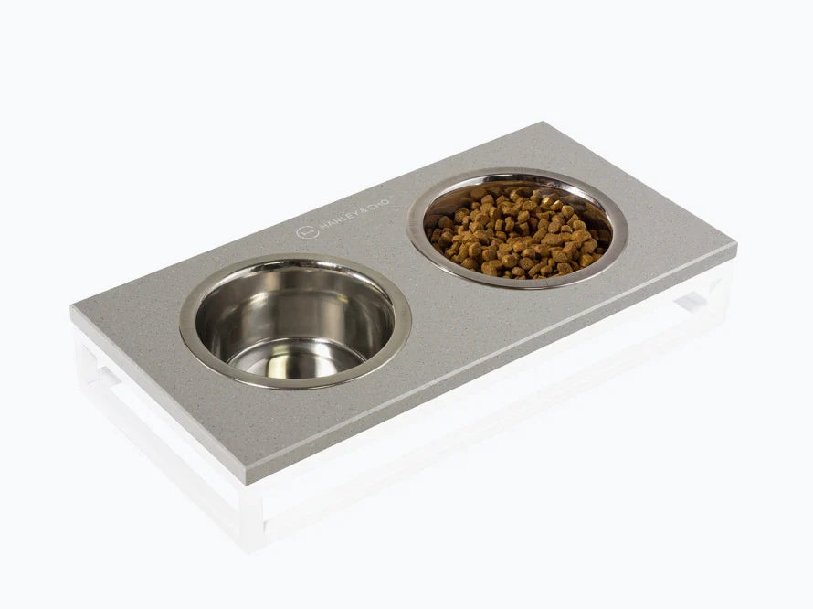 LUNCH BAR Katzennapf / Kunststein Napfständer mit zwei Edelstahlnäpfen für Katzen / weißer Metallrahmen HARLEY & CHO