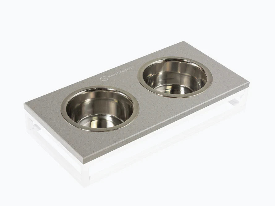 LUNCH BAR Katzennapf / Kunststein Napfständer mit zwei Edelstahlnäpfen für Katzen / weißer Metallrahmen HARLEY & CHO