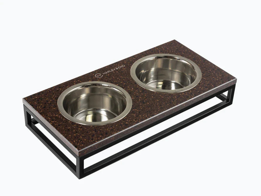 LUNCH BAR Katzennapf / Kunststein Napfständer mit zwei Edelstahlnäpfen für Katzen / schwarzer Metallrahmen HARLEY & CHO