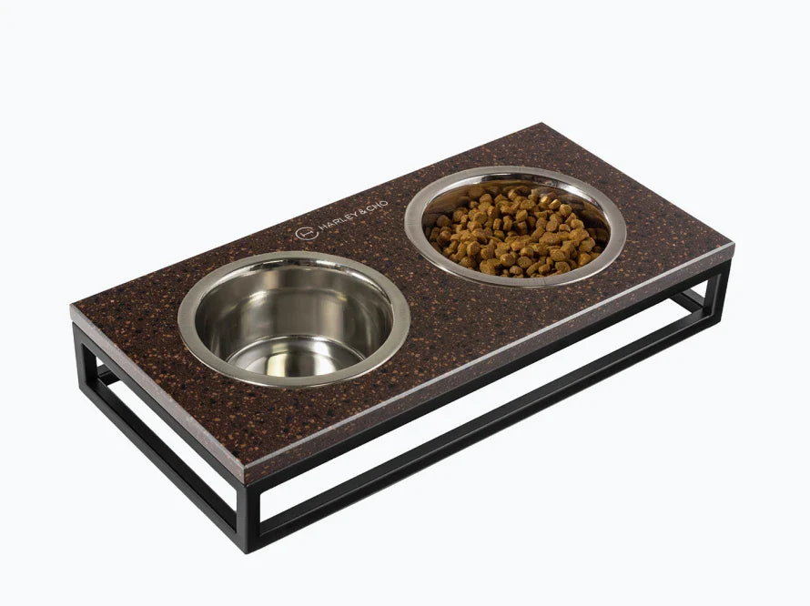 LUNCH BAR Katzennapf / Kunststein Napfständer mit zwei Edelstahlnäpfen für Katzen / schwarzer Metallrahmen HARLEY & CHO
