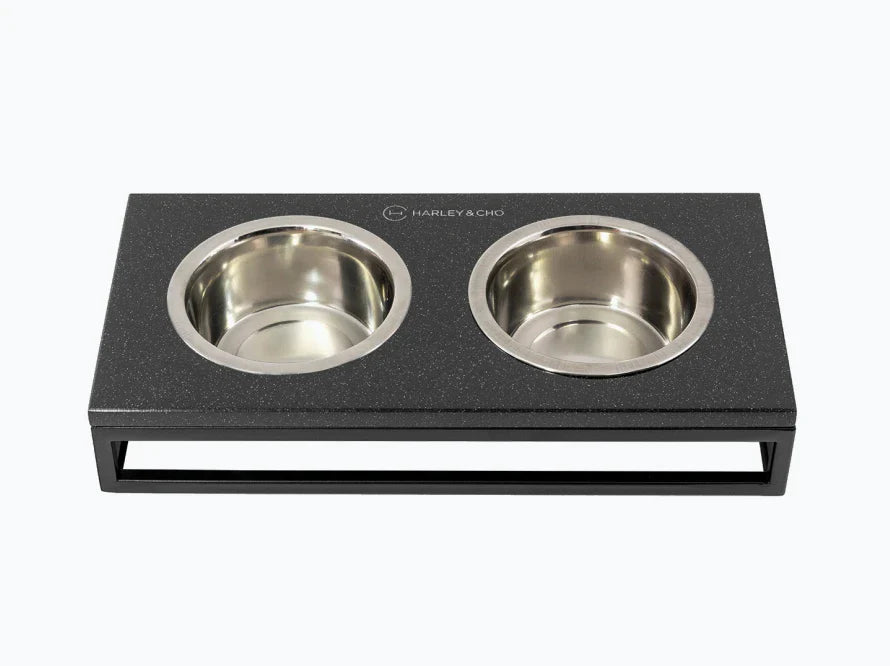 LUNCH BAR Katzennapf / Kunststein Napfständer mit zwei Edelstahlnäpfen für Katzen / schwarzer Metallrahmen HARLEY & CHO