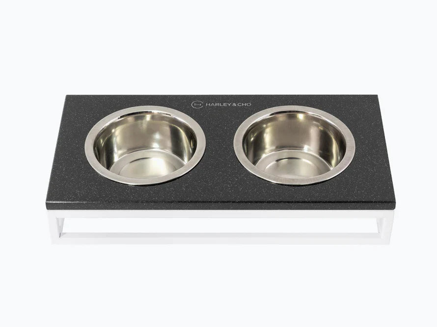LUNCH BAR Katzennapf / Kunststein Napfständer mit zwei Edelstahlnäpfen für Katzen / weißer Metallrahmen HARLEY & CHO