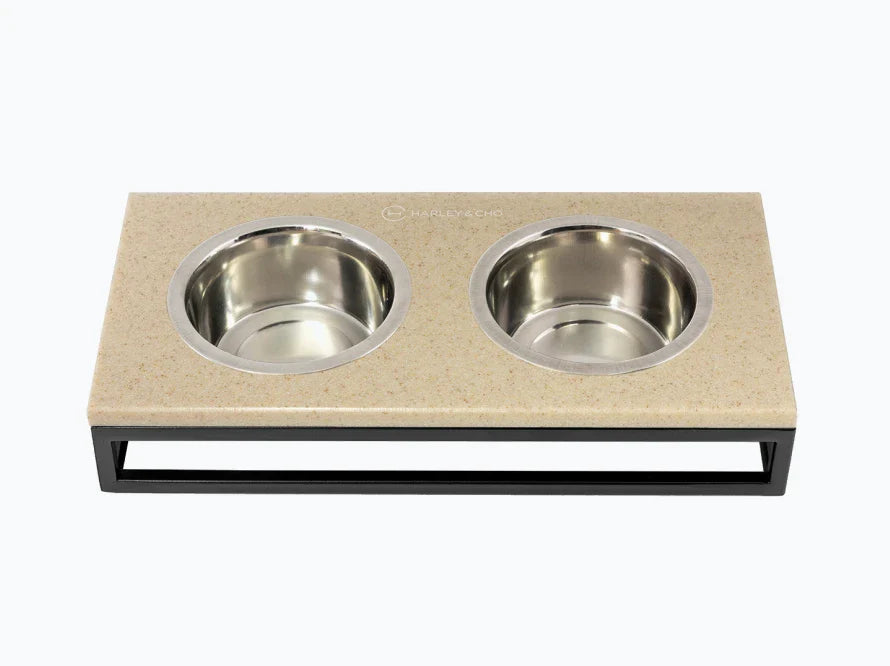 LUNCH BAR Katzennapf / Kunststein Napfständer mit zwei Edelstahlnäpfen für Katzen / schwarzer Metallrahmen HARLEY & CHO