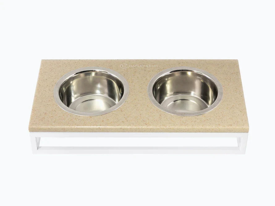 LUNCH BAR Katzennapf / Kunststein Napfständer mit zwei Edelstahlnäpfen für Katzen / weißer Metallrahmen HARLEY & CHO