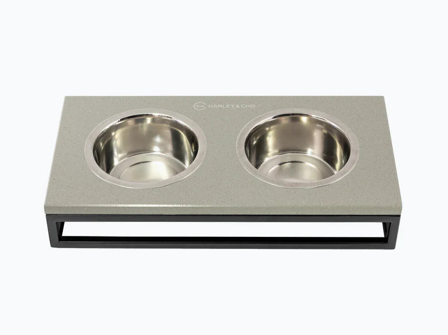 LUNCH BAR Katzennapf / Kunststein Napfständer mit zwei Edelstahlnäpfen für Katzen / schwarzer Metallrahmen HARLEY & CHO