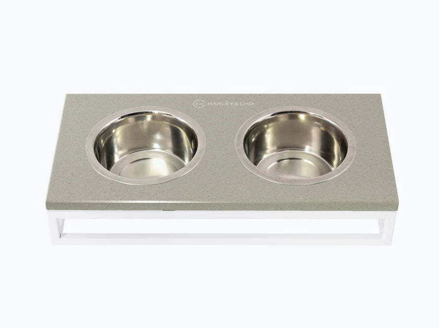 LUNCH BAR Katzennapf / Kunststein Napfständer mit zwei Edelstahlnäpfen für Katzen / weißer Metallrahmen HARLEY & CHO