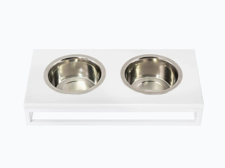 LUNCH BAR Katzennapf / Kunststein Napfständer mit zwei Edelstahlnäpfen für Katzen / weißer Metallrahmen HARLEY & CHO