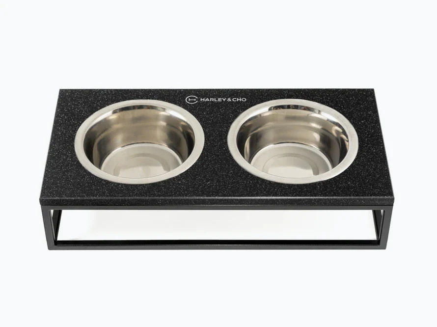 LUNCH BAR Katzennapf / Kunststein Napfständer mit zwei Edelstahlnäpfen für Katzen / schwarzer Metallrahmen HARLEY & CHO