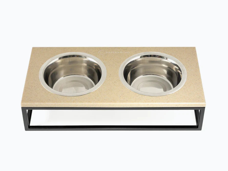 LUNCH BAR Katzennapf / Kunststein Napfständer mit zwei Edelstahlnäpfen für Katzen / schwarzer Metallrahmen HARLEY & CHO