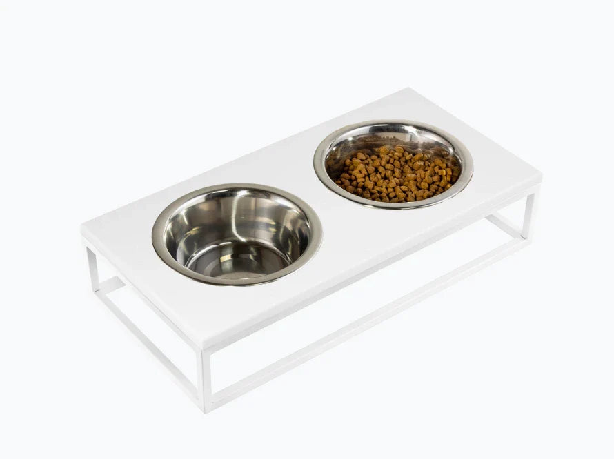 LUNCH BAR Katzennapf / Kunststein Napfständer mit zwei Edelstahlnäpfen für Katzen / weißer Metallrahmen HARLEY & CHO