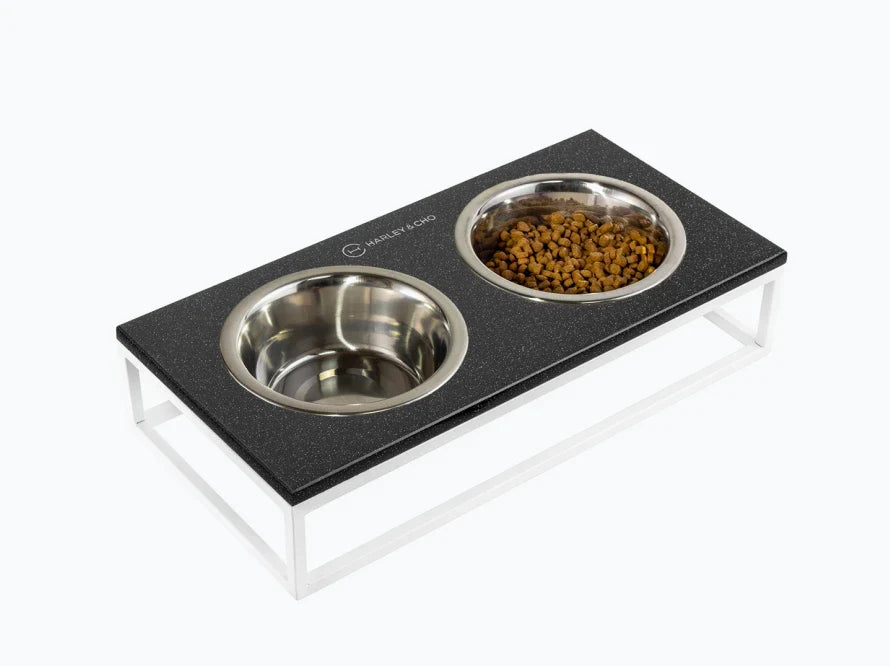LUNCH BAR Katzennapf / Kunststein Napfständer mit zwei Edelstahlnäpfen für Katzen / weißer Metallrahmen HARLEY & CHO