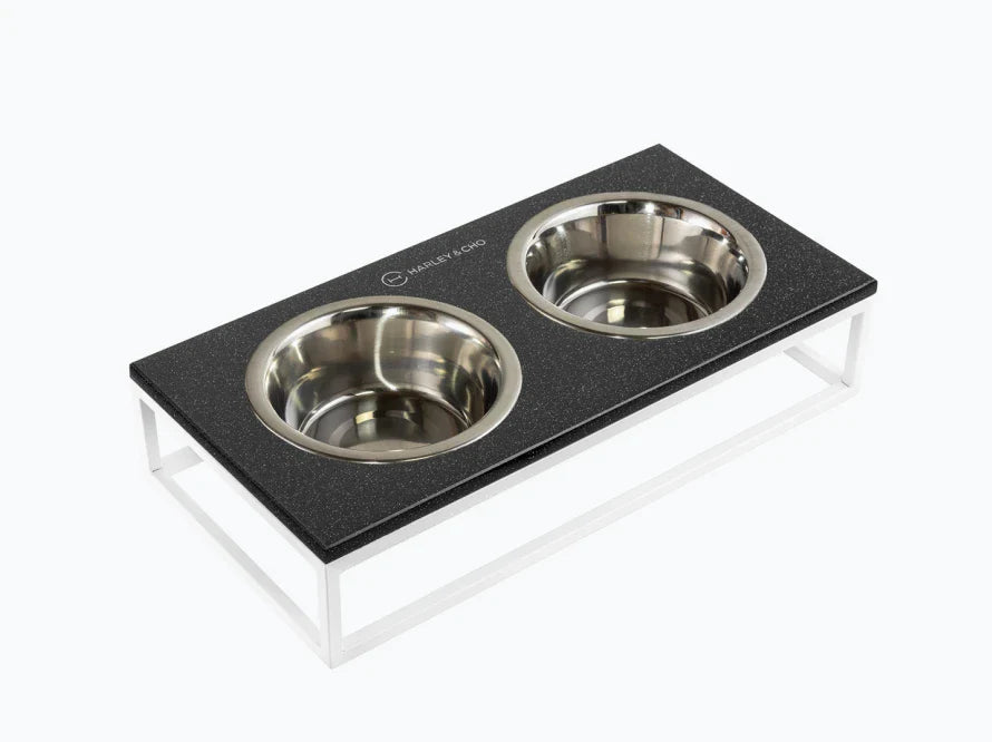 LUNCH BAR Katzennapf / Kunststein Napfständer mit zwei Edelstahlnäpfen für Katzen / weißer Metallrahmen HARLEY & CHO