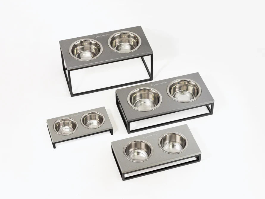 LUNCH BAR Katzennapf / Kunststein Napfständer mit zwei Edelstahlnäpfen für Katzen / schwarzer Metallrahmen HARLEY & CHO