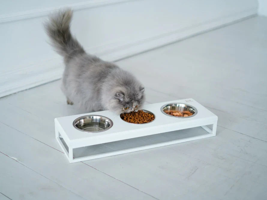 LUNCH BAR Katzennapf / Holz Napfständer mit drei Edelstahlnäpfen für Katzen / weißer Metallrahmen HARLEY & CHO