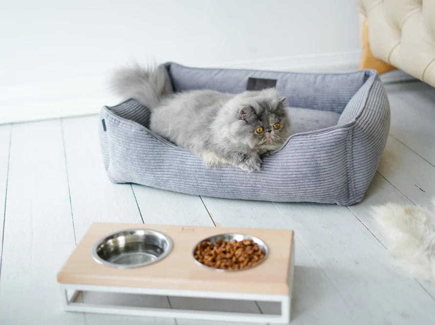 LUNCH BAR Katzennapf / Holz Napfständer mit zwei Edelstahlnäpfen für Katzen / weißer Metallrahmen HARLEY & CHO