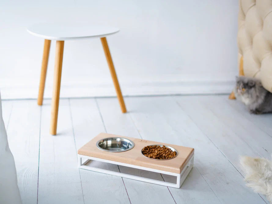 LUNCH BAR Katzennapf / Holz Napfständer mit zwei Edelstahlnäpfen für Katzen / weißer Metallrahmen HARLEY & CHO