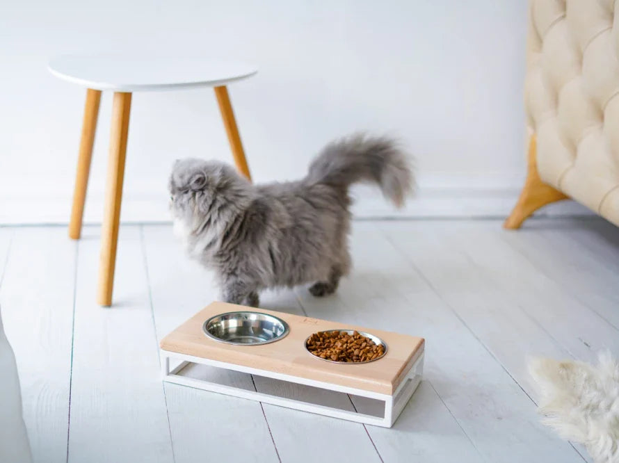 LUNCH BAR Katzennapf / Holz Napfständer mit zwei Edelstahlnäpfen für Katzen / weißer Metallrahmen HARLEY & CHO