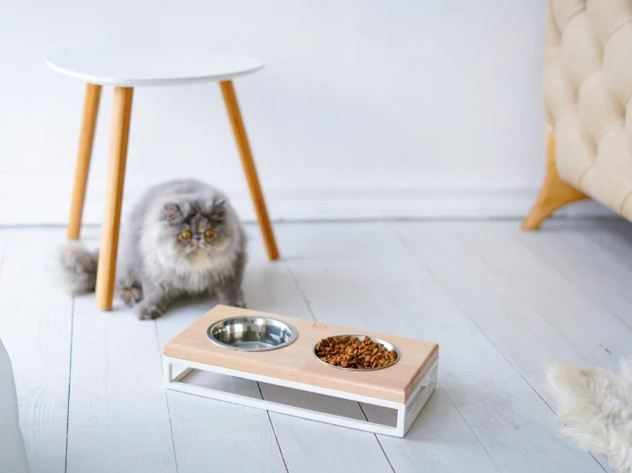 LUNCH BAR Katzennapf / Holz Napfständer mit zwei Edelstahlnäpfen für Katzen / weißer Metallrahmen HARLEY & CHO
