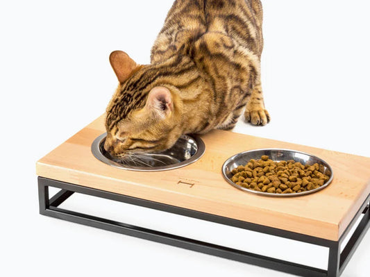 LUNCH BAR Katzennapf / Holz Napfständer mit zwei Edelstahlnäpfen für Katzen / schwarzer Metallrahmen HARLEY & CHO