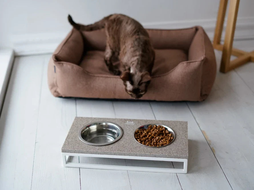 LUNCH BAR Katzennapf / Kunststein Napfständer mit zwei Edelstahlnäpfen für Katzen / weißer Metallrahmen HARLEY & CHO