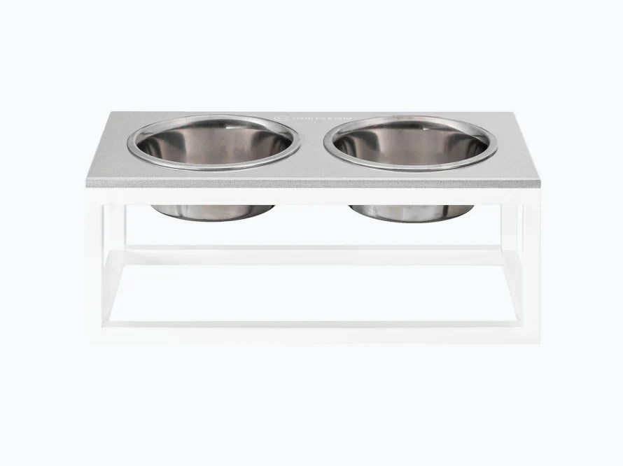 DINNER Hundenapf / Kunststein Napfständer mit zwei Edelstahlnäpfen für große und riesige Hunde / weißer Metallrahmen HARLEY & CHO