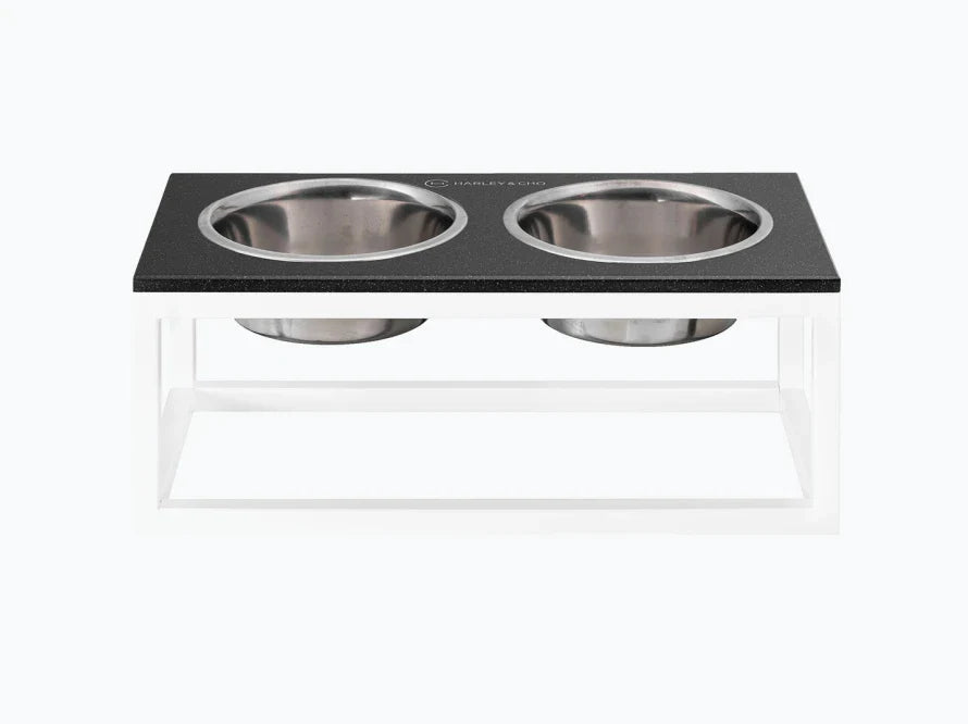 DINNER Hundenapf / Kunststein Napfständer mit zwei Edelstahlnäpfen für große und riesige Hunde / weißer Metallrahmen HARLEY & CHO