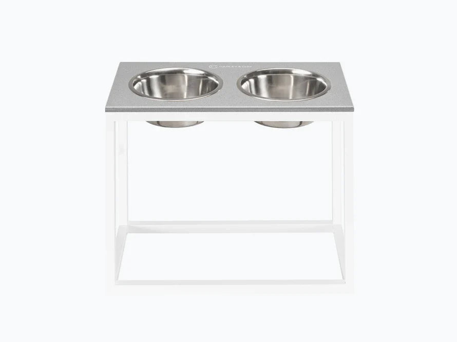 DINNER Hundenapf / Kunststein Napfständer mit zwei Edelstahlnäpfen für große und riesige Hunde / weißer Metallrahmen HARLEY & CHO