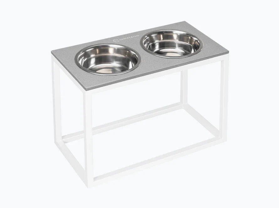 DINNER Hundenapf / Kunststein Napfständer mit zwei Edelstahlnäpfen für große und riesige Hunde / weißer Metallrahmen HARLEY & CHO