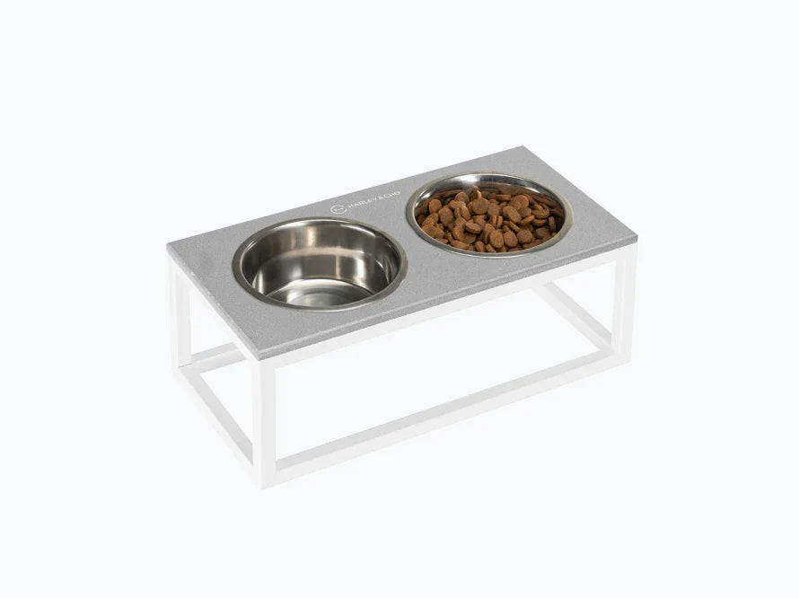 DINNER Hundenapf / Kunststein Napfständer mit zwei Edelstahlnäpfen für große und riesige Hunde / weißer Metallrahmen HARLEY & CHO