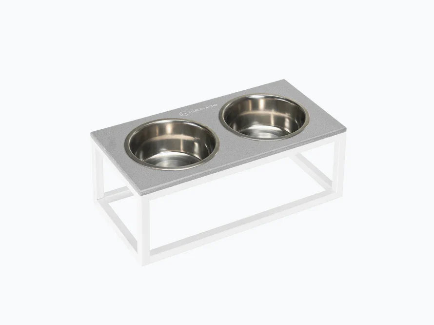 DINNER Hundenapf / Kunststein Napfständer mit zwei Edelstahlnäpfen für große und riesige Hunde / weißer Metallrahmen HARLEY & CHO