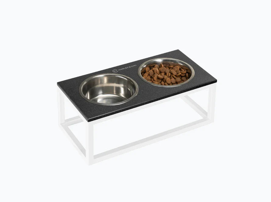 DINNER Hundenapf / Kunststein Napfständer mit zwei Edelstahlnäpfen für große und riesige Hunde / weißer Metallrahmen HARLEY & CHO
