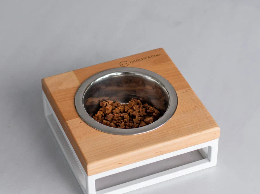 LUNCH BAR Katzennapf / Holz Napfständer mit einzelnem Edelstahlnapf für Katzen / weißer Metallrahmen HARLEY & CHO