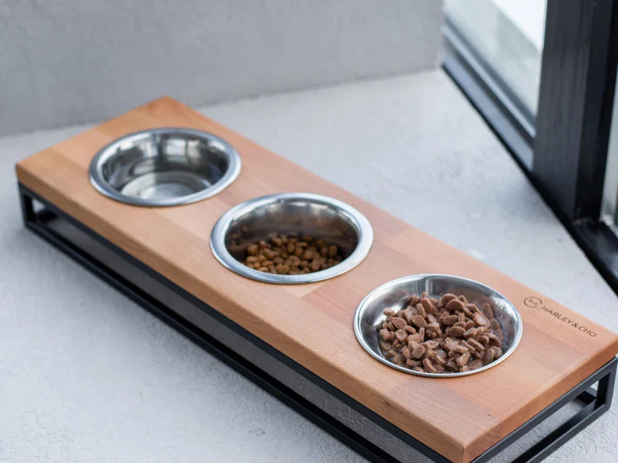 LUNCH BAR Katzennapf / Holz Napfständer mit drei Edelstahlnäpfen für Katzen / schwarzer Metallrahmen HARLEY & CHO