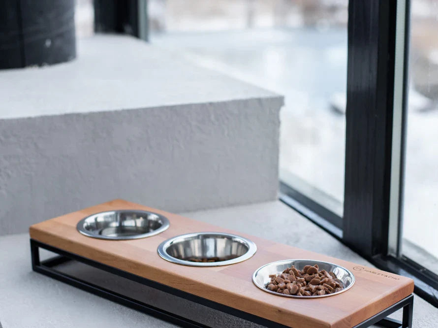 LUNCH BAR Katzennapf / Holz Napfständer mit drei Edelstahlnäpfen für Katzen / schwarzer Metallrahmen HARLEY & CHO