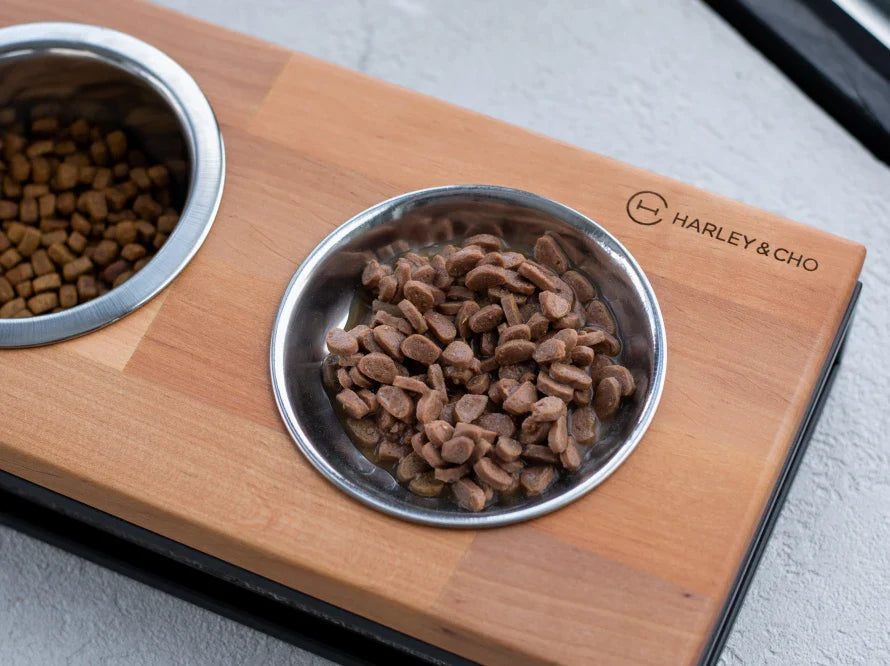 LUNCH BAR Katzennapf / Holz Napfständer mit drei Edelstahlnäpfen für Katzen / schwarzer Metallrahmen HARLEY & CHO