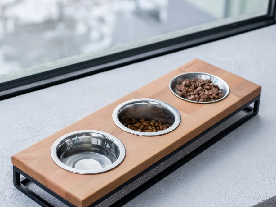 LUNCH BAR Katzennapf / Holz Napfständer mit drei Edelstahlnäpfen für Katzen / schwarzer Metallrahmen HARLEY & CHO
