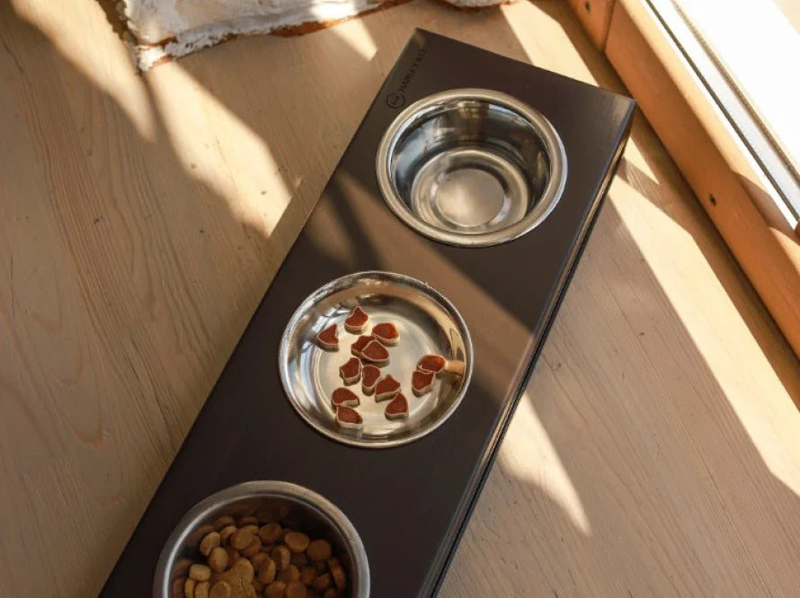 LUNCH BAR Katzennapf / Holz Napfständer mit drei Edelstahlnäpfen für Katzen / schwarzer Metallrahmen HARLEY & CHO