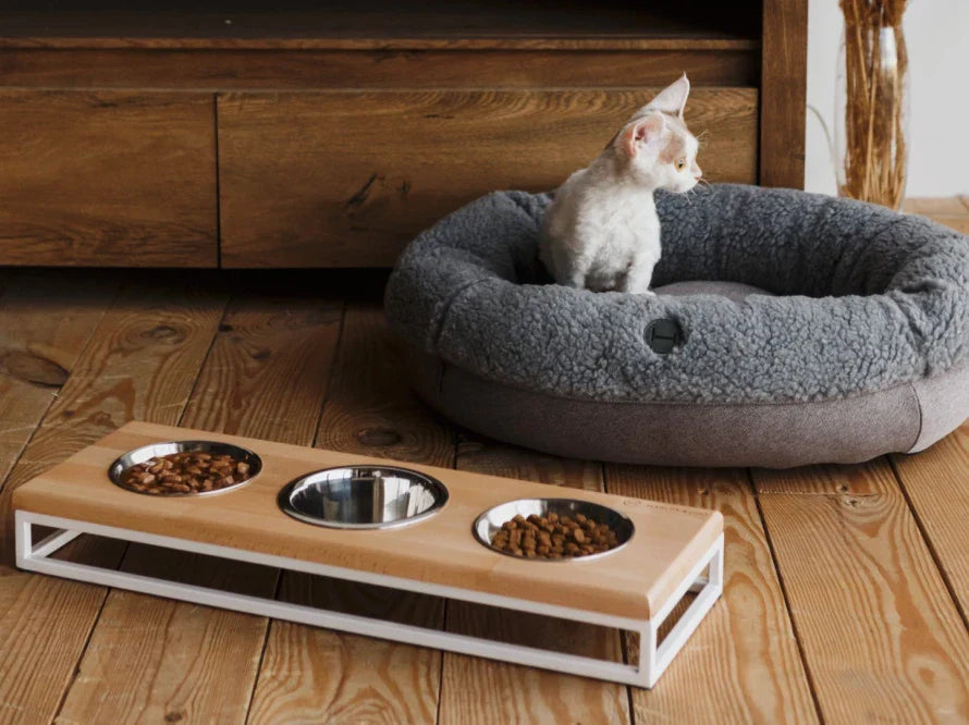 LUNCH BAR Katzennapf / Holz Napfständer mit drei Edelstahlnäpfen für Katzen / weißer Metallrahmen HARLEY & CHO